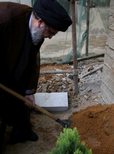 Sayed Nasrallah plante le millonième arbre devant son domicile à Haret Hreik